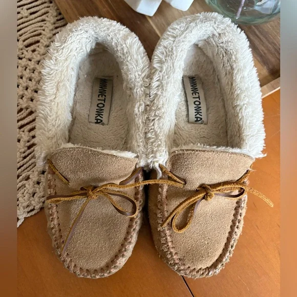 Minnetonka Moccasin Slippers with Faux Fur Lining - Picture 4 of 5